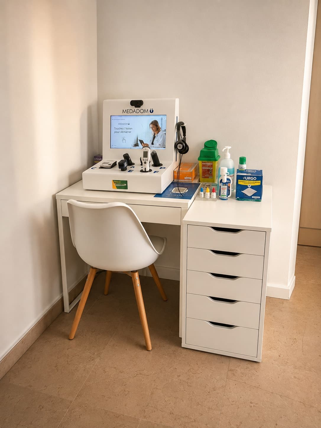 Cabine de téléconsultation médicale de la Pharmacie du Centre à Cysoing, équipée d'objets connectés